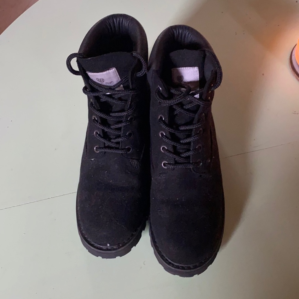 Nae Etna vegan Chelsea boots in black size 8.5/9